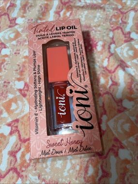 ioni Tinted Lip Oil in Sweet Honey - Peachy Coral Shine